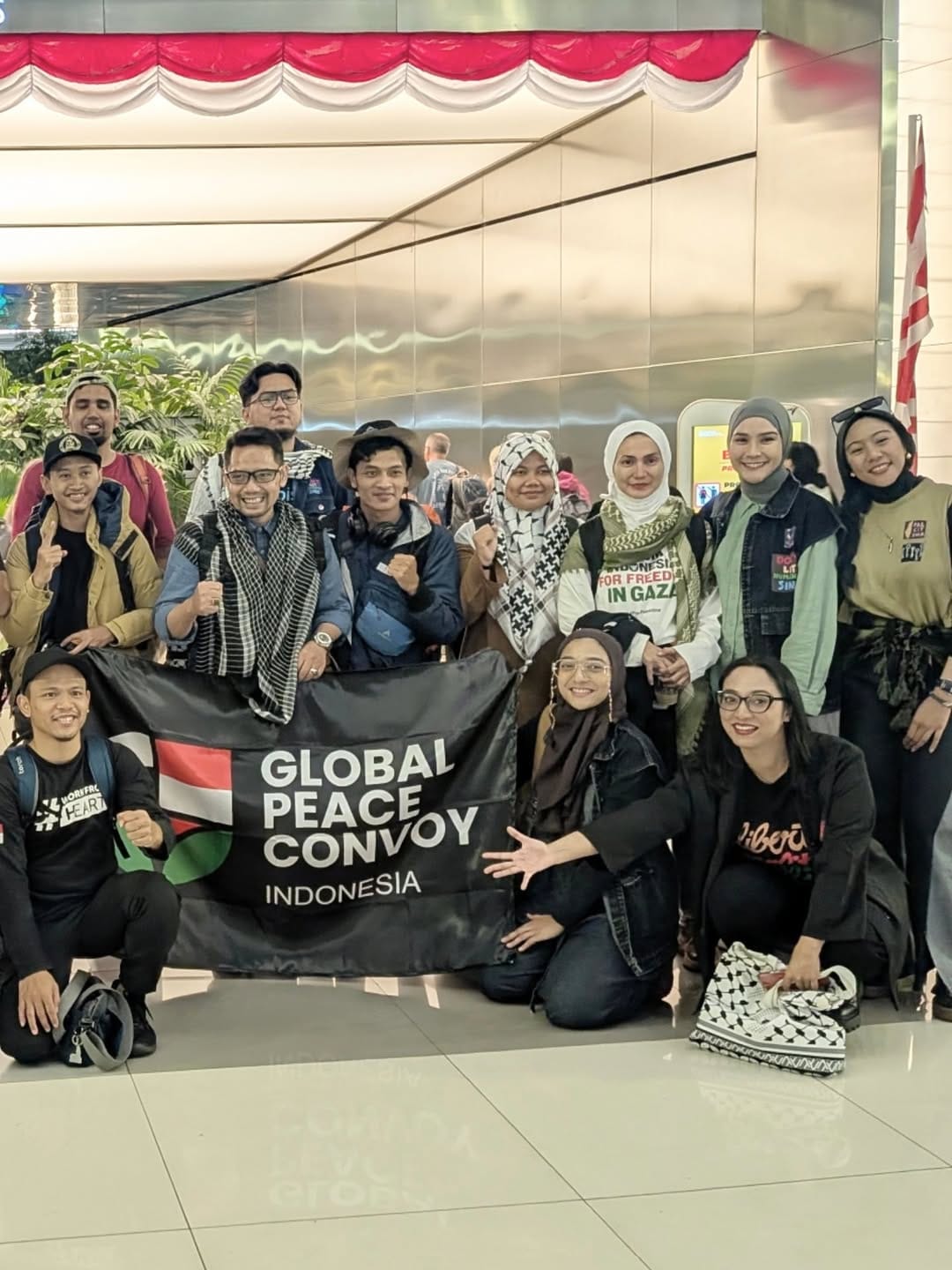 Wanda Hamidah bersama tim relawan asal Indonesia